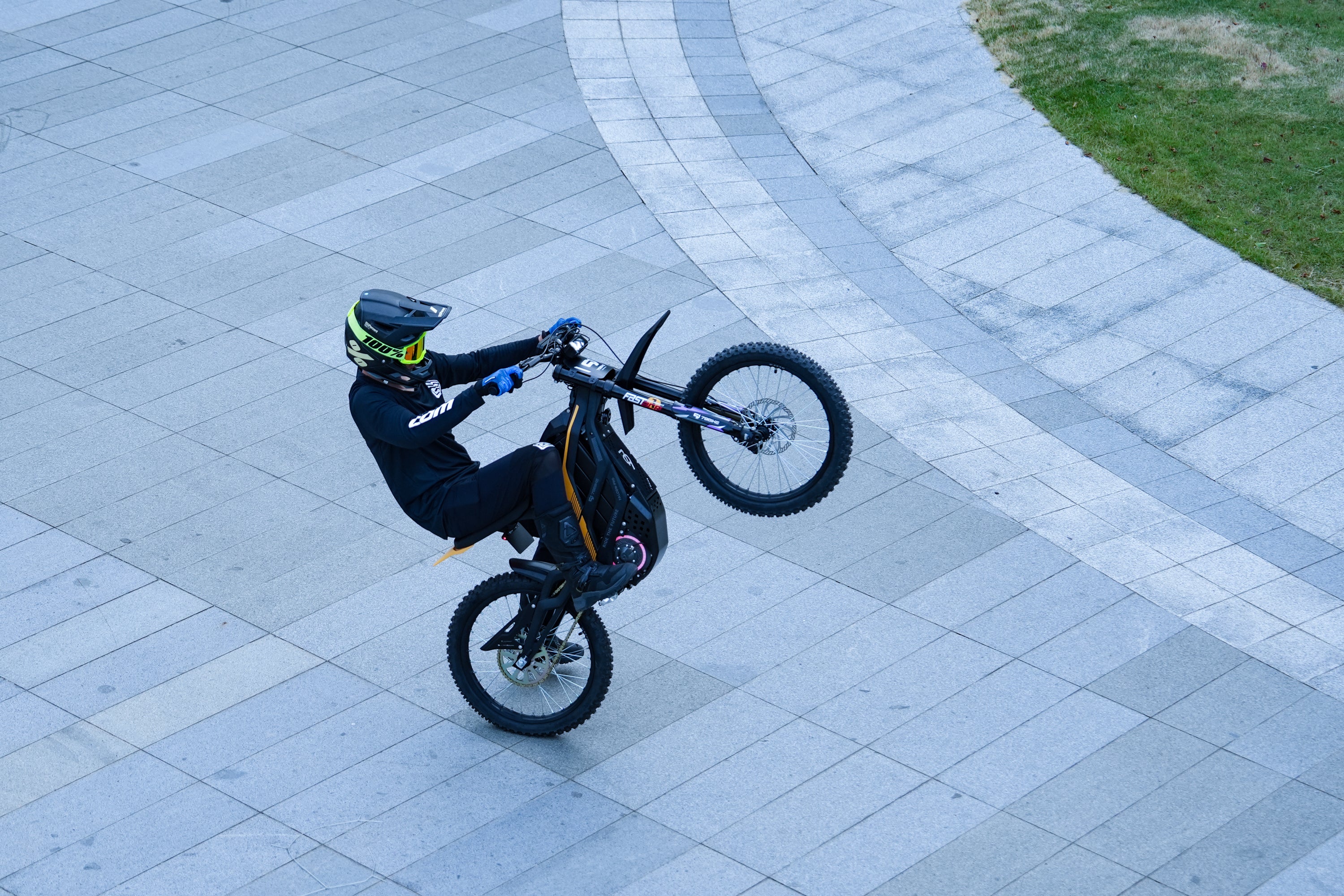 Super Deal! Kick&Move Falcon Pro e-Dirtbike 2025 - Zilver/Geel