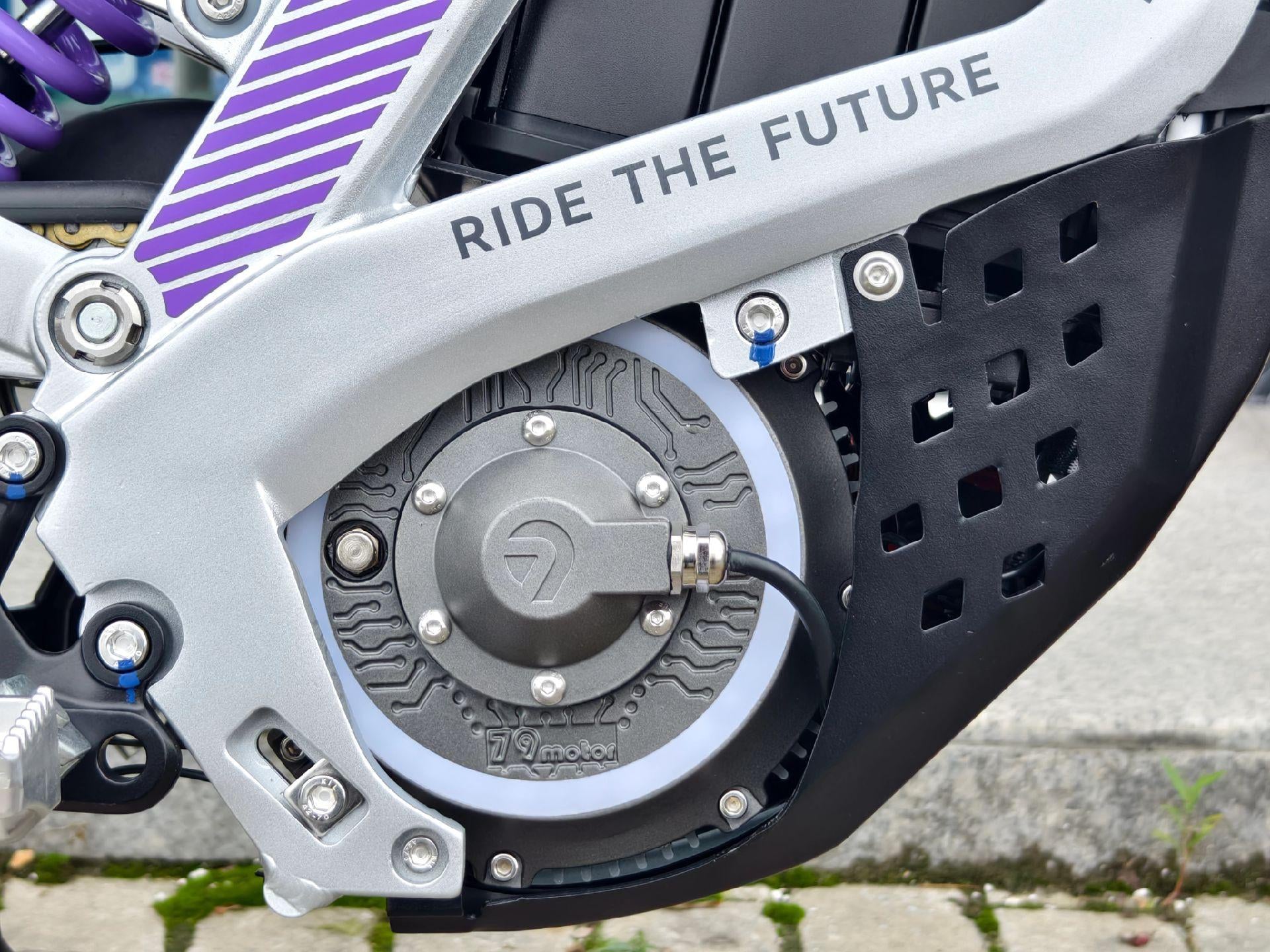 Super Deal! Kick&Move Falcon Pro e-Dirtbike 2025 - Zilver/Paars