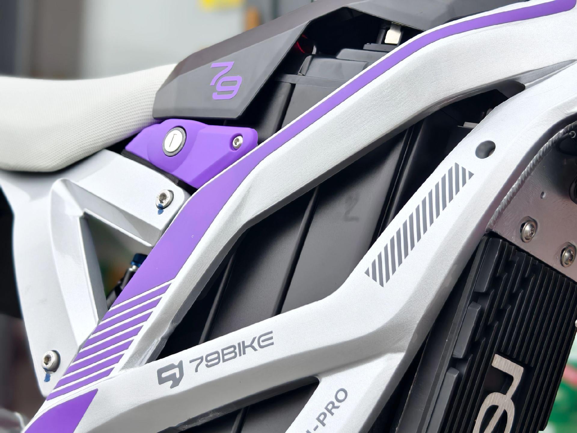 Super Deal! Kick&Move Falcon Pro e-Dirtbike 2025 - Zilver/Paars