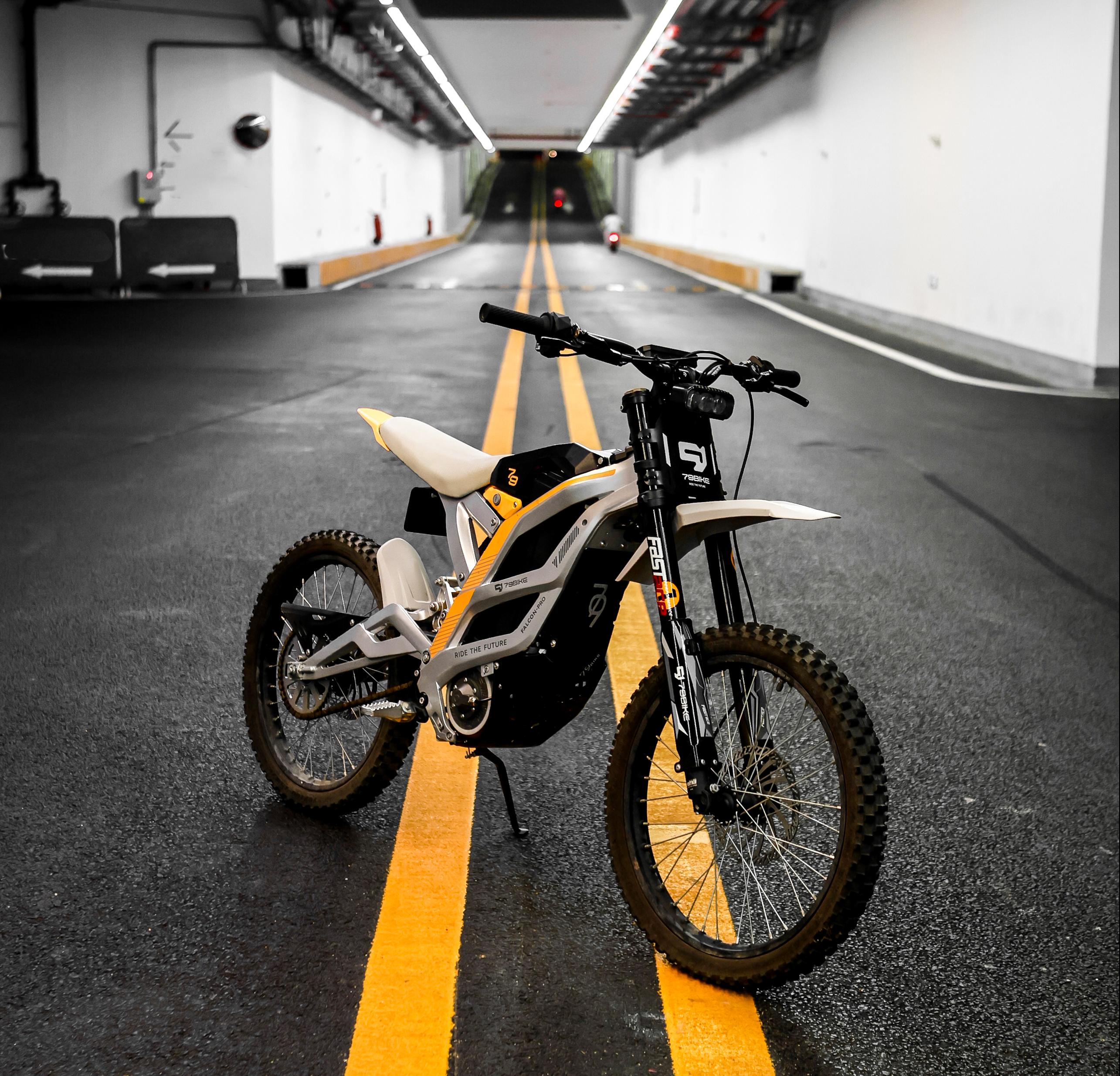 Super Deal! Kick&Move Falcon Pro e-Dirtbike 2025 - Zilver/Geel