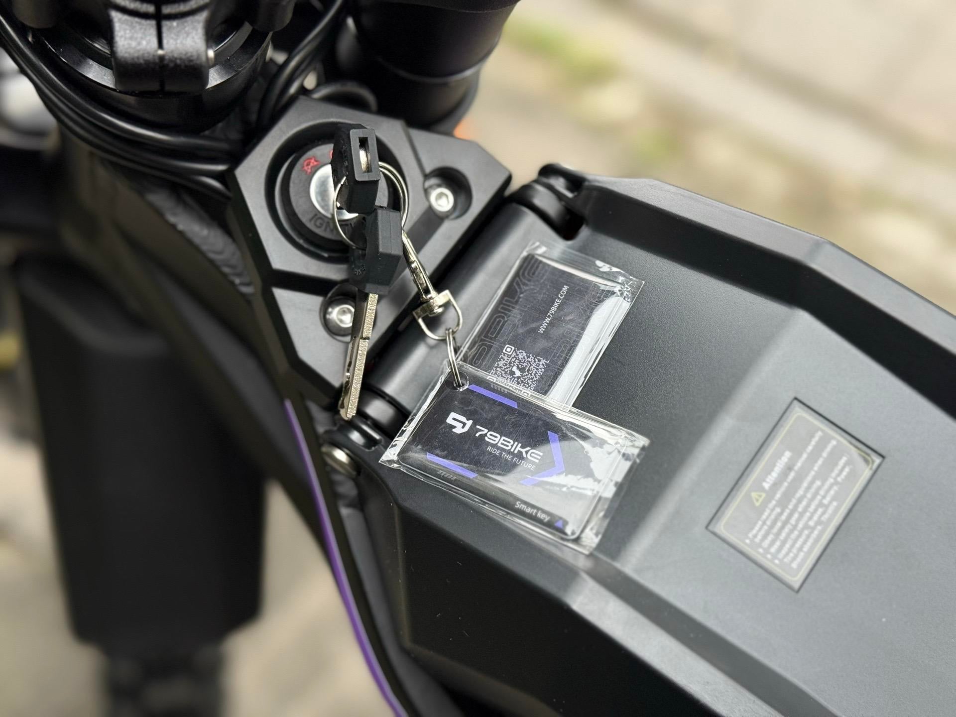 Super Deal! Kick&Move Falcon Pro e-Dirtbike 2025 - Zwaart/Paars