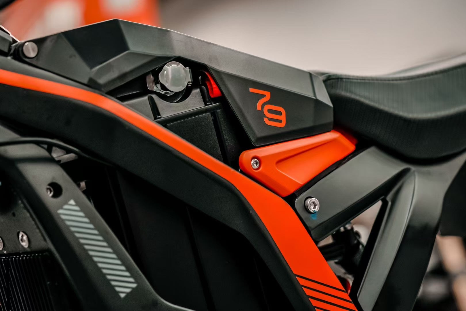 Super Deal! Kick&Move Falcon Pro e-Dirtbike 2025 - Zwart/Rood